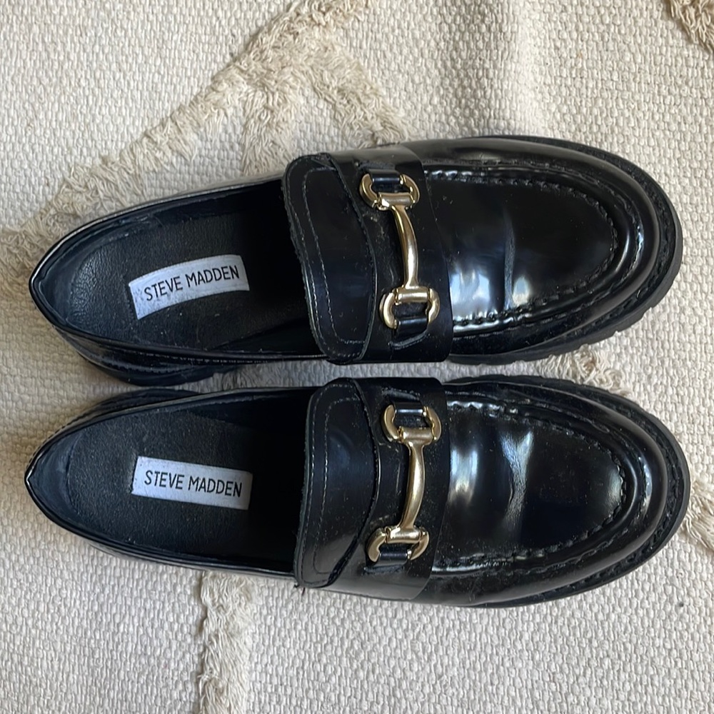 steve madden black leather platform loafers size 8 with gold buckle accent